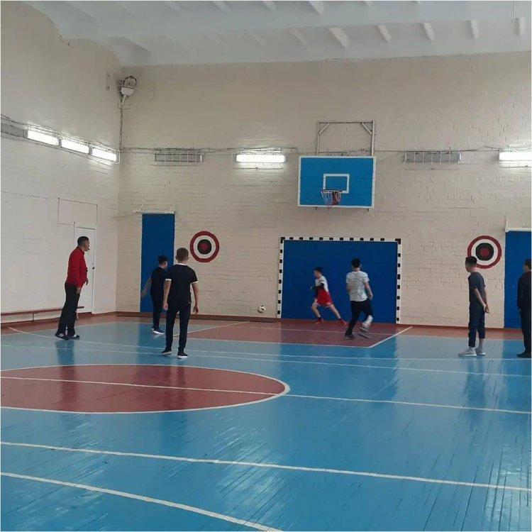 Футбол-командалық спорт ойыны. "Футбол" спорт секциясының өту барысы Жетекшісі: Ибраев Т.Е.