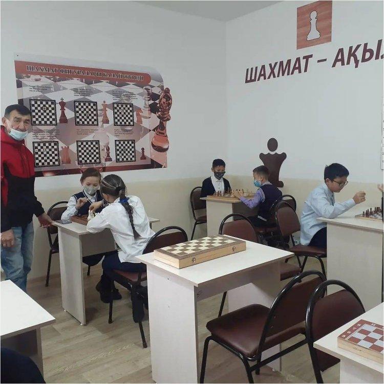 "Шахмат" спорт секциясы Жетекшісі: Тыныбаев Н.К.