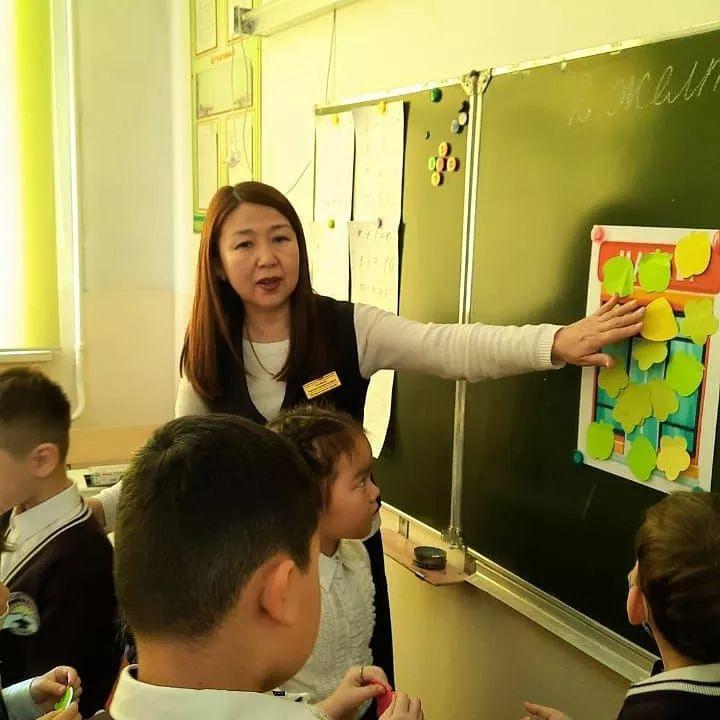 1«В» сыныбында математика пәнінен «Сандарды қосу және азайту» тақырыбында ашық сабақ өтті.