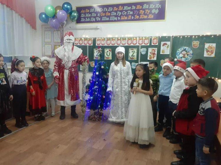 Жаңа жылдық жасыл шырша мерекесі құтты болсын! 2 "В" сынып оқушыларына Аяз ата мен Қарша қыз құттықтау тілектерін айтып, мерекелік тамаша көңіл-күй сыйлады.