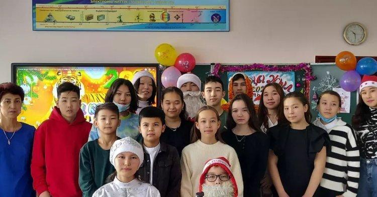 Жаңа жылдық жасыл шырша мерекесі құтты болсын! 8 "Г" сынып