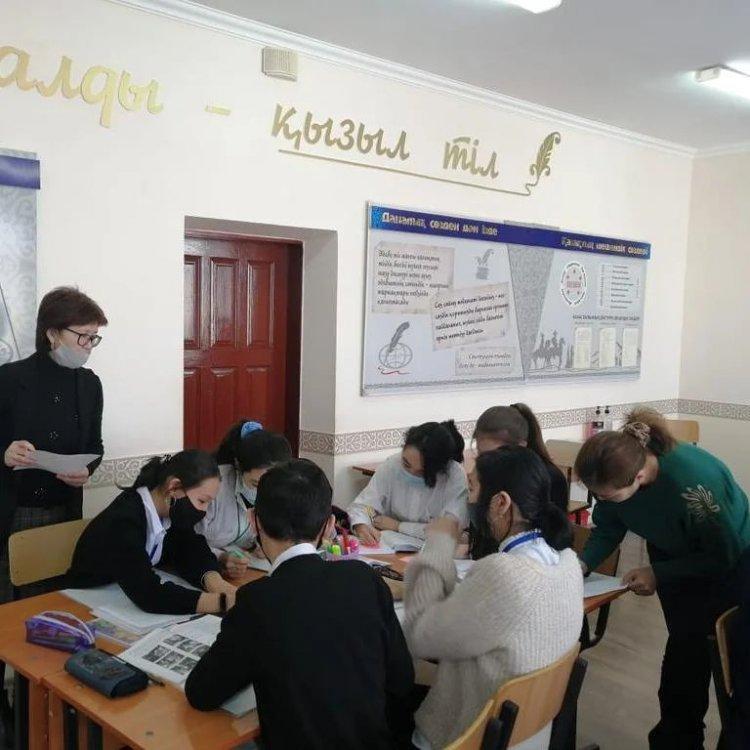 Учитель Исаханова Мансура Акинбековна провела в 9 Ә классе  урок русского языка и литературы  на  тему: «Спешите делать добрые дела». Центром  внимания учителей  во время наблюдения на уроке исследования были  ученики и сам урок.