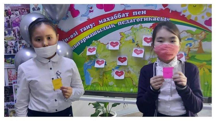 «Өзін – өзі тану: Махаббат пен Шығармашылық педагогикасы» атты онкүндігінің жоспарындағы іс – шаралардың бірі - достық, жақсылық, сүйіспеншілік пен адамгершілік туралы бейнефильмдер көрсету болды.