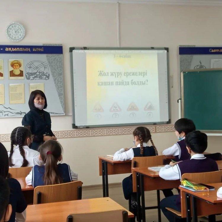 «Ыбырай Алтынсарин атындағы №37 гимназиясы» КММ-де 14-23 ақпан аралығында өтіп жатқан «Балалардың жолдағы қауіпсіздігі» жедел-алдын алу шаралары аясында 2022 жылдың 16 ақпаны күні 5 сынып оқушыларына сынып сағаты өткізілді