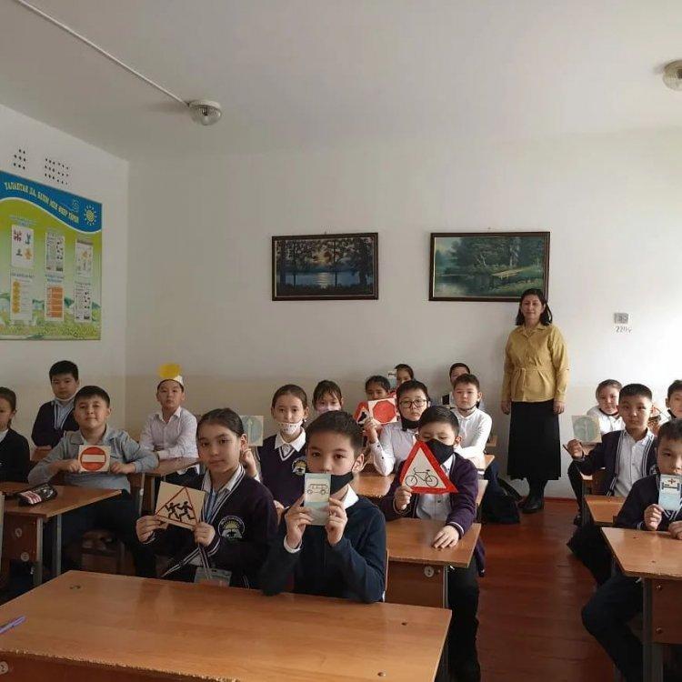 14-23 ақпан аралығындағы "Балалардың жолдағы қауіпсіздігі" тақырыбындағы жедел алдын алу шараларына байланысты 3 "В" сыныбында өткен тәрбие сағаты. Сынып жетекшісі Кайырханова Айсулу Советхановна.