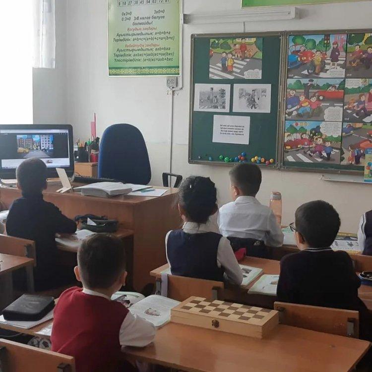 2 "Б" сыныбында бірыңғай жолда жүру ережесі бойынша сынып сағаты өтті. Сынып сағатында балалар ұсынылған "Жолдос"мультфильмі тамашаланды.