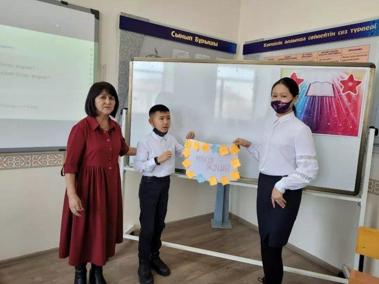 Наурыздың 4-і күні 5 «Ә» сыныбында қазақ әдебиеті пәнінен  Б.Соқпақбаевтың «Менің атым Қожа» повесі бойынша «ХХІ ғасырдың Қожасы» тақырыбында зерттеу сабағы болды. Сабақ барысында  «Kahoot» бағдарламасымен повесттен алған білімдері тексерілді.