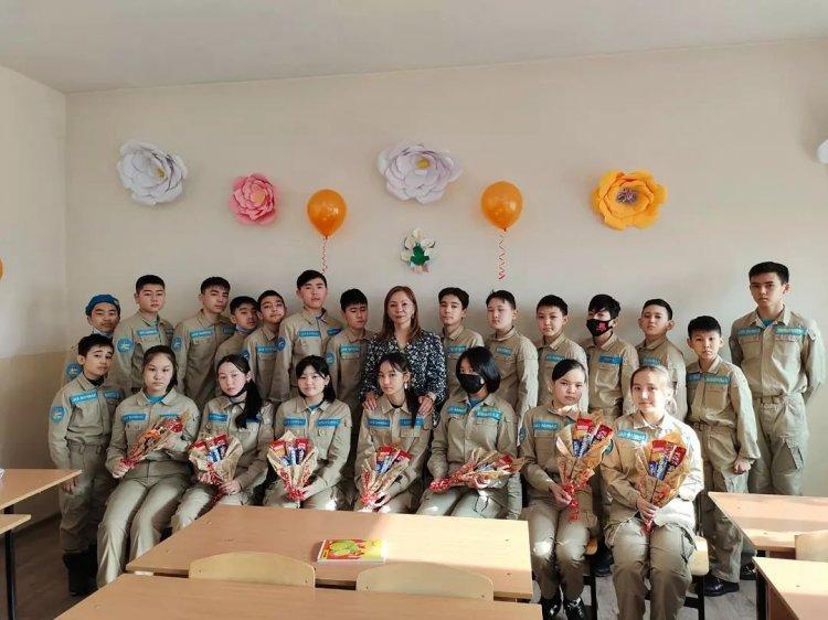 7 "А" "Жас сарбаз" сыныбы. "Көркем қыздар" тақырыбындағы 8 наурызға арналған мерекелік сағат.