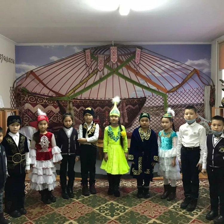 2 "В" сыныбындағы "Ана-өмірдің шуағы" атты тәрбие сағаты. Сынып жетекшісі: Жумагулова Б.М.