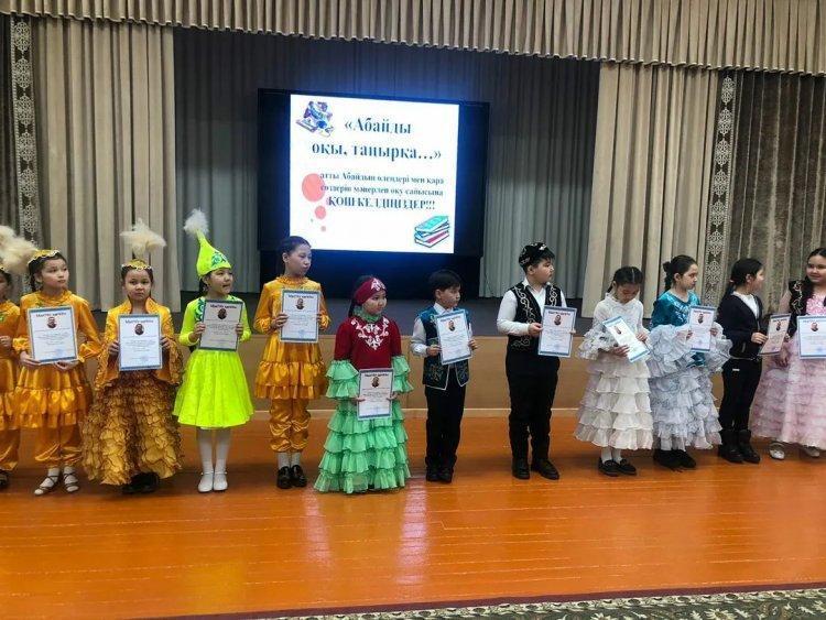 11 наурыз күні "Абайды оқы, таңырқа..." атты Абайдың өлеңдері мен қара сөздерін мәнерлеп оқу сайысы өтті.