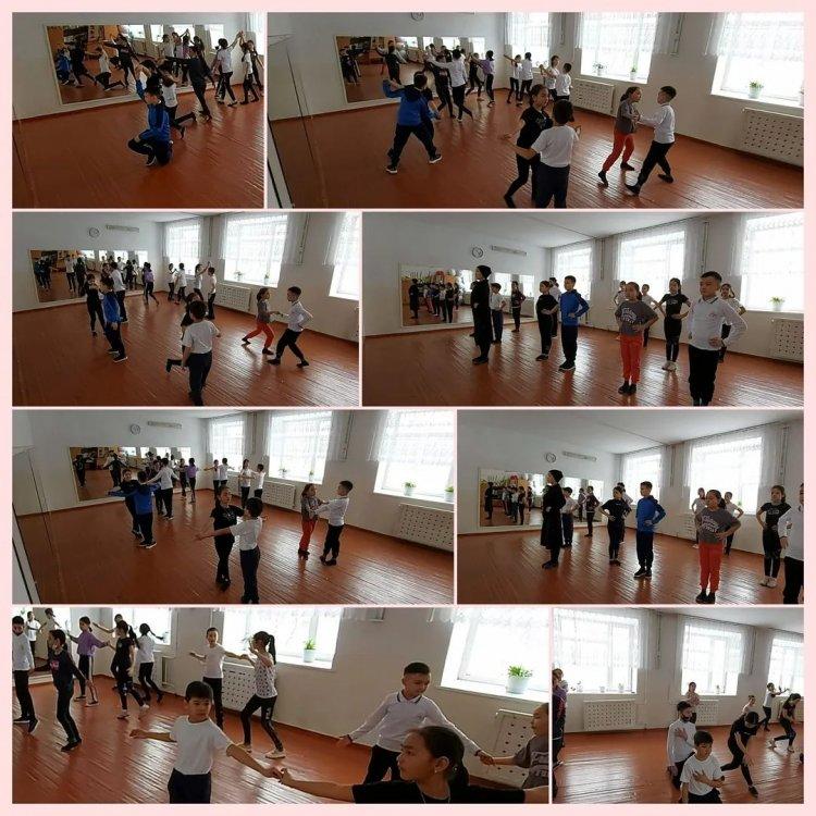 14.03.2022 жылы 4 "В" сыныбында ырғақ пәнінен ашық сабақ өтті. Тақырыбы: "Хореографиядағы айналу әдісі"."Вальс"."Тур"айналу. Өткізген: Сарбасова А.Ж.
