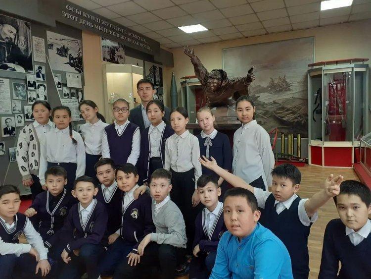 15 сәуір күні 5 "Б" сыныбы сынып жетекшісі Амангелді М.Ж. бірге "Ерлік даңқы" мұражайына саяхат жасады.