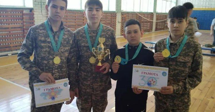 ҚР Қарулы күштерінің құрылғанына 30 жыл толуына орай ұйымдастырылған қалалық "Жас сарбаз" әскери-спорттық сайысында І орын алған 7 "А" Жас сарбаз сыныбын құттықтаймыз! Жетекшісі: офицер тәрбиеші Қадыр Е. О.