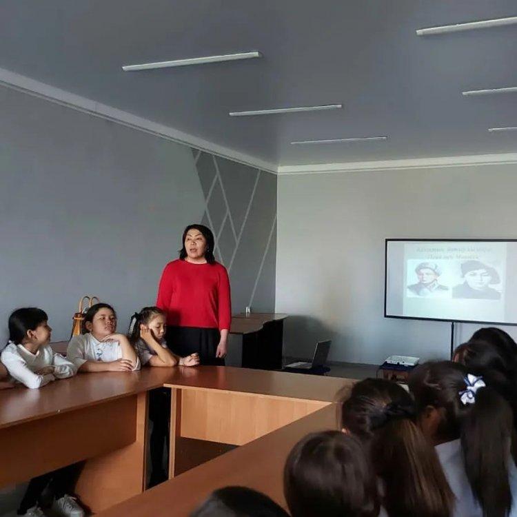 3 "Б" және 3 "В" сыныптарындағы ерлік сағаттары Сынып жетекшілері: Кадирбекова А.С Кайырханова А.С.