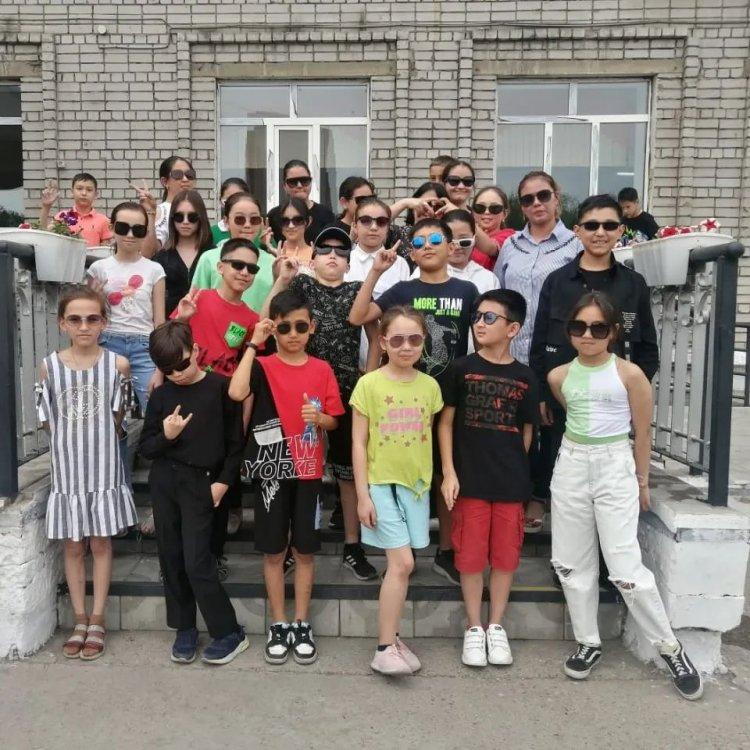 31.05.2022ж. Жазғы мектеп жұмысы аясында 5,6,7 сыныптар "Көзілдірік тағу күні" өтті. (День солнцезащитных очков).