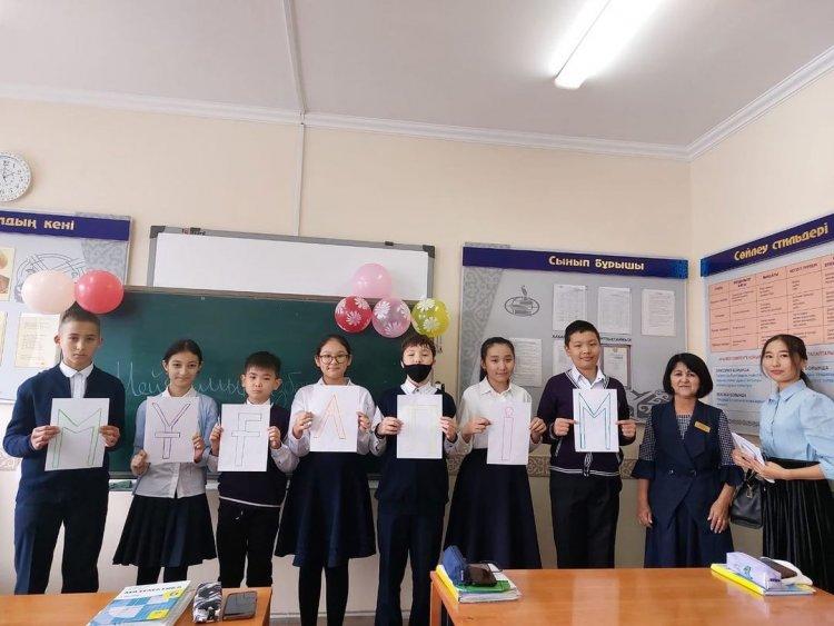 Ұстаздар күніне орай 6"Ә"сыныбында "Ұстаздық еткен жалықпас" атты тақырыпта тәрбие сағаты өтті.