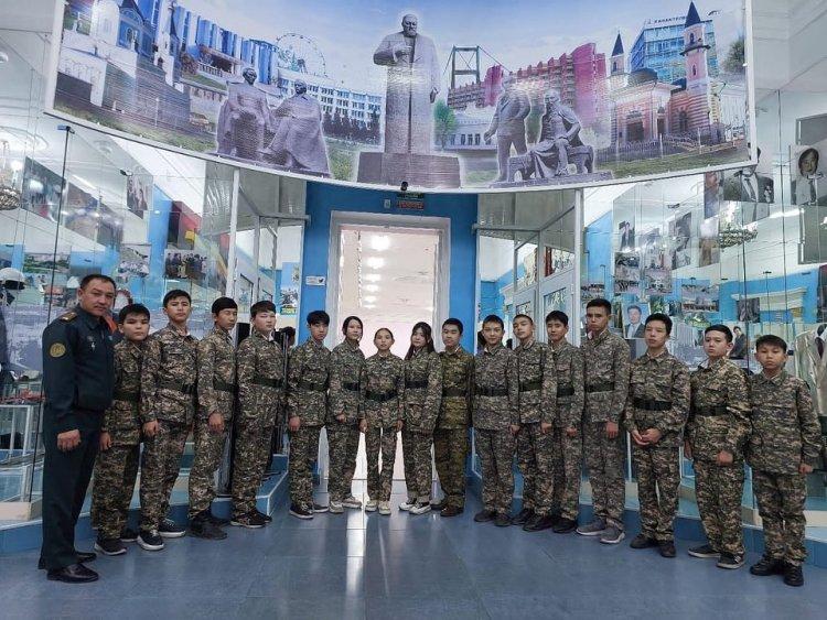 25 - қазан Республика күніне орай, өскелең ұрпақтың азаматтық санасын қалыптастыру мақсатында 8 А " Жас сарбаз" сыныбы жоспарға сәйкес Өлкетану мұражайына барды.