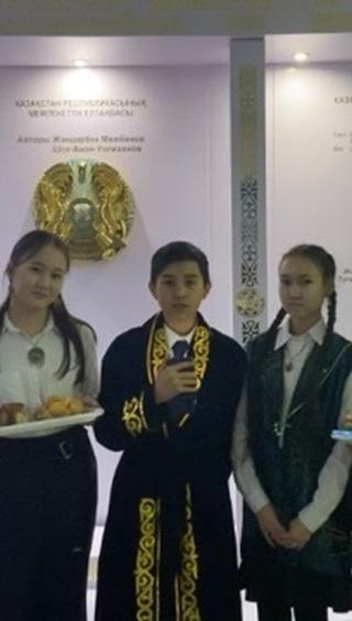 ⚜️KAZAKH NATIONAL DAY⚜️ акциясын ұйымдастырушы - “Жас Ұлан” ұйымының белсенділері бүгінгі күнді ерекше етіп өткізді.