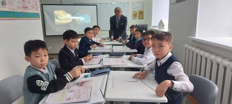 7 желтоқсан күні 5 "Ә" сыныбында "Бұйым дайындау", "Өру өнері" тақырыбында ашық сабақ өтті.  Пән мұғалімі: Даирбаев Е.Ш.