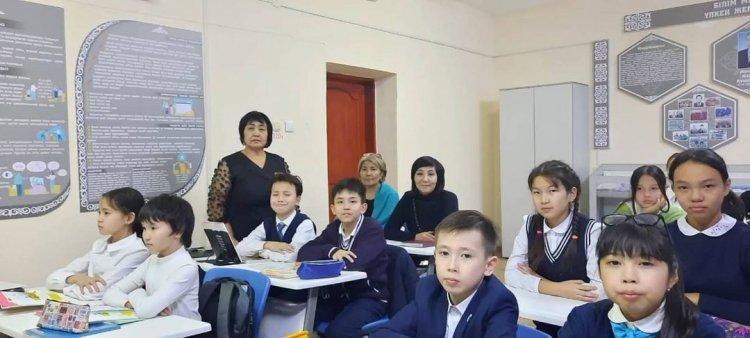 5 "В" сыныбында музыка сабағынан "Халық музыкасын өңдеу" тақырыбында ашық сабақ өтті.  Жетекшісі: Аубакирова Р.М.