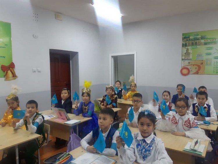 Тәуелсіздік күні қарсаңында , ұлттық құндылықтарды дәріптеу мақсатында өткен "Kazakh national day" акциясына 3 "Б" сынып оқушылары белсене қатысты. Сынып жетекшісі: Нұрғабиева Г.Қ.