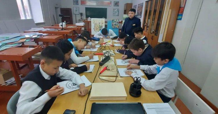 Көркем еңбек пәні мұғалімі Әлмұрат Мейір Мерейұлы 7 "Б" сыныбында "Барымыз да, бағымыз да - Тәуелсіздік" (барельеф) ашық сабақ өткізді. Оқушыларға дәстүрлі емес материалдан шағын кәдесый жасауды үйретті.