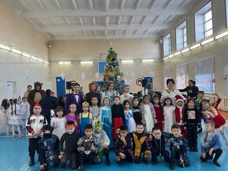 Жаңа жылдық "Қош келдің, Жаңа жыл!" атты мерекелік ертеңгіліктен. 1 "А" сыныбы. Сынып жетекшісі: Камалова А. К.
