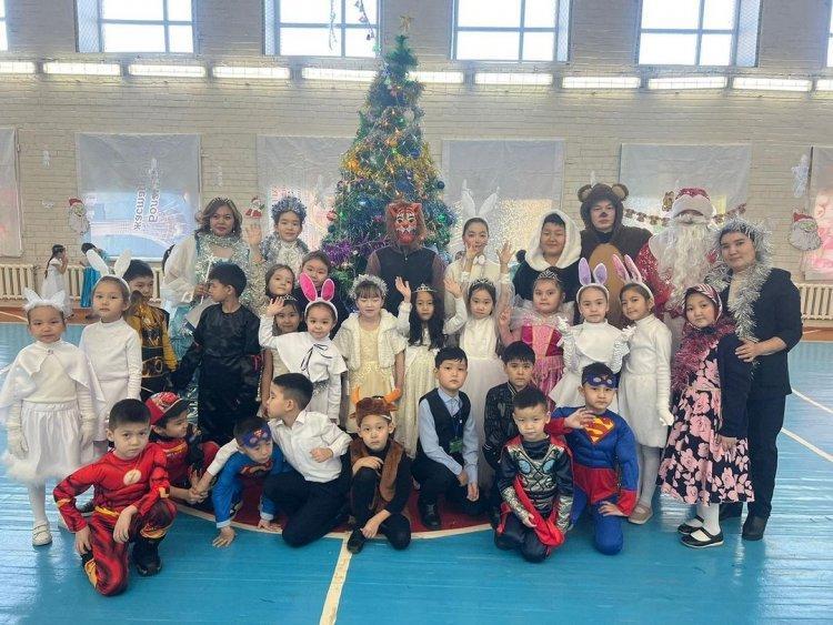Жаңа жылдық "Қош келдің, Жаңа жыл!" атты мерекелік ертеңгіліктен. 1 "Б" сыныбы. Сынып жетекшісі: Турбаева А. С.