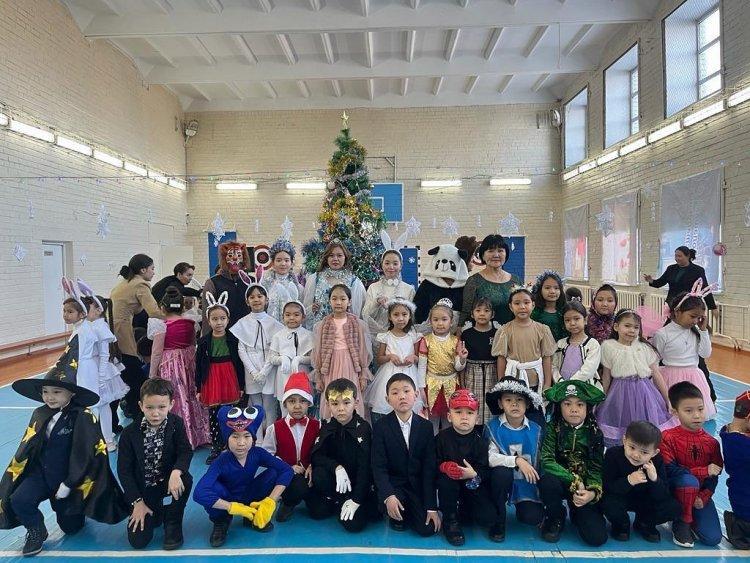 Жаңа жылдық "Қош келдің, Жаңа жыл!" атты мерекелік ертеңгіліктен. 1 "Г" сыныбы. Сынып жетекшісі: Кныбаева М. К.
