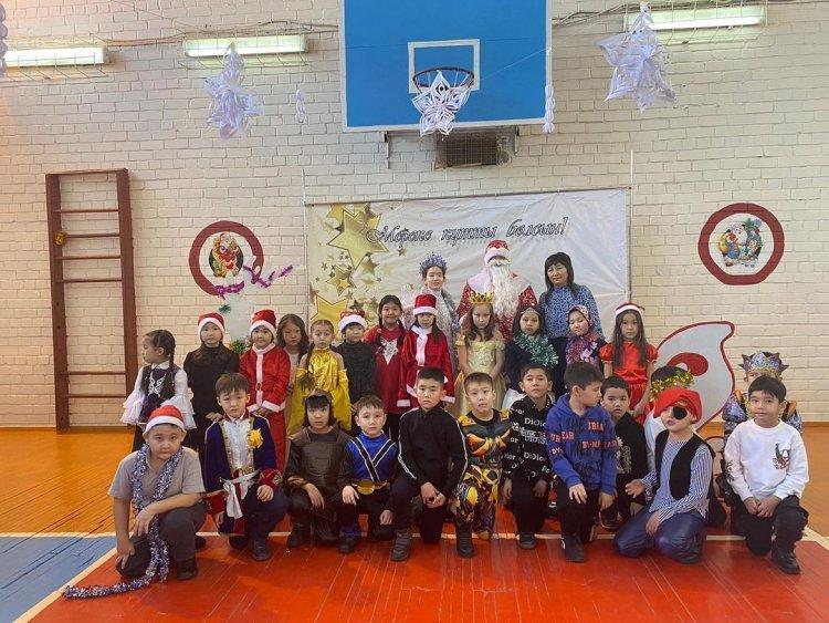 Жаңа жылдық "Қош келдің, Жаңа жыл!" атты мерекелік ертеңгіліктен. 2 "А" сыныбы. Сынып жетекшісі: Ынтықбекова Т. Б.