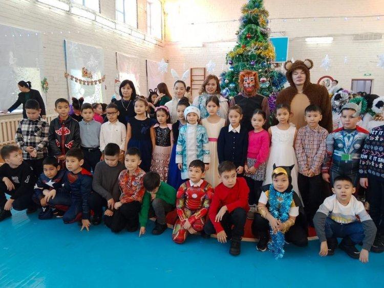 Жаңа жылдық "Қош келдің, Жаңа жыл!" атты мерекелік ертеңгіліктен. 2 "Ә" сыныбы. Сынып жетекшісі: Балықбай Р. С.