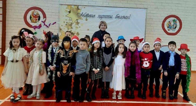 Жаңа жылдық "Қош келдің, Жаңа жыл!" атты мерекелік ертеңгіліктен. 2 "Б" сыныбы. Сынып жетекшісі: Болсынбекова С. Р.