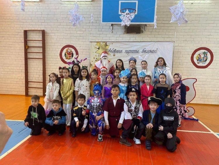 Жаңа жылдық "Қош келдің, Жаңа жыл!" атты мерекелік ертеңгіліктен. 2 "В" сыныбы. Сынып жетекшісі: Чегебаева Ү. Қ.