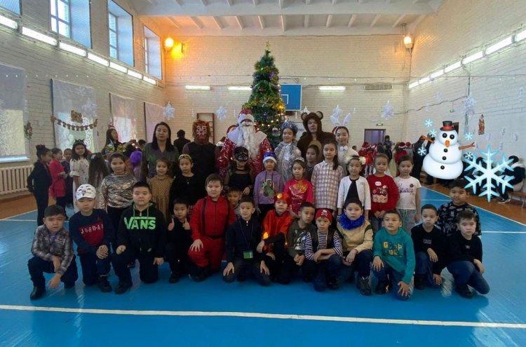 Жаңа жылдық "Қош келдің, Жаңа жыл!" атты мерекелік ертеңгіліктен. 2 "Г" сыныбы. Сынып жетекшісі: Қалиева Л. С.