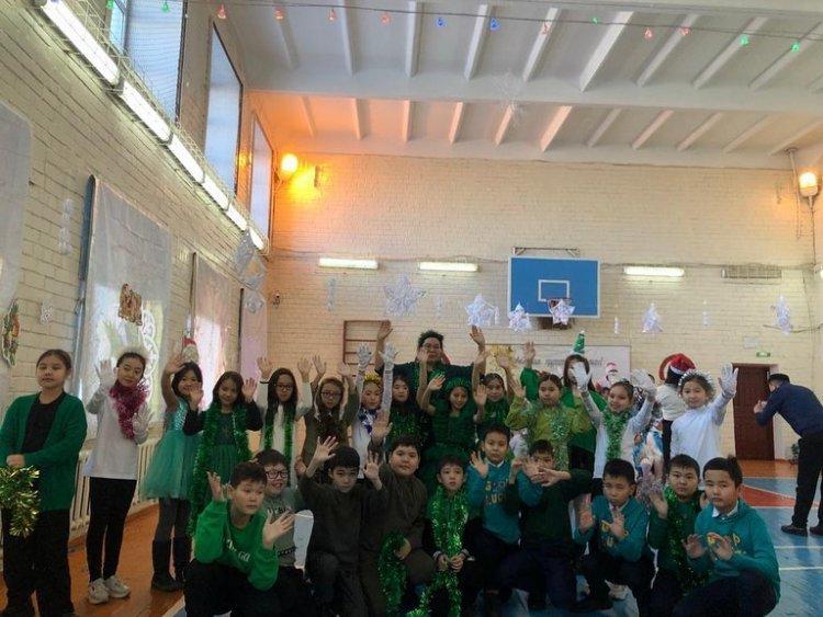 Жаңа жылдық "Қош келдің, Жаңа жыл!" атты ертеңгіліктен. 4 "А" сыныбы. Сынып жетекшісі: Кабакаева А. Е.