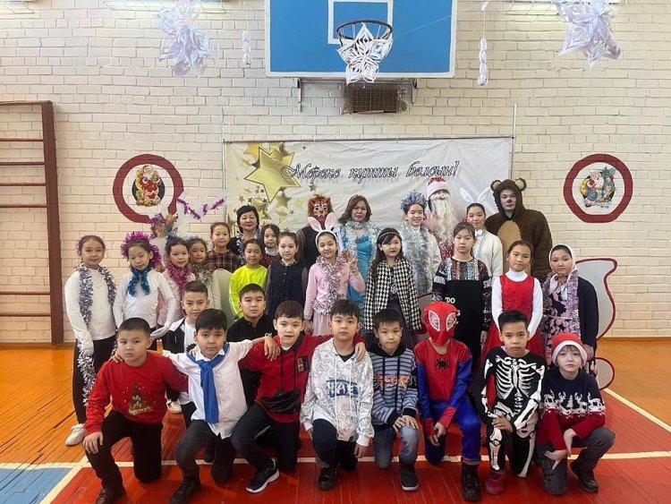Төрле, төрле жаңа жыл, Бізге құтты жыл болсын! "Қош келдің, Жаңа жыл!" атты ертеңгілік. 3 "В" сыныбы Б.М.Жумагулова
