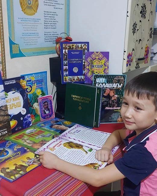 2 "А" сынып оқушысы Серікқалиев Бексұлтан 'Қыста оқимыз" акциясы аясында қысқы демалыста "Жиренше шешен " әңгімелерін оқып танысты.