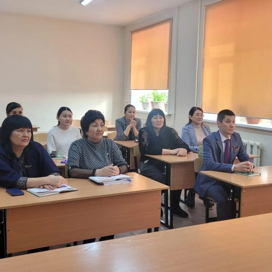 Жаратылыстану пәні бірлестігі "Оқуға құштар мектеп - оқуға құштар ұлт" жобасы аясында Ғ. Мүсіреповтың "Ұлпан" романын талқылады.