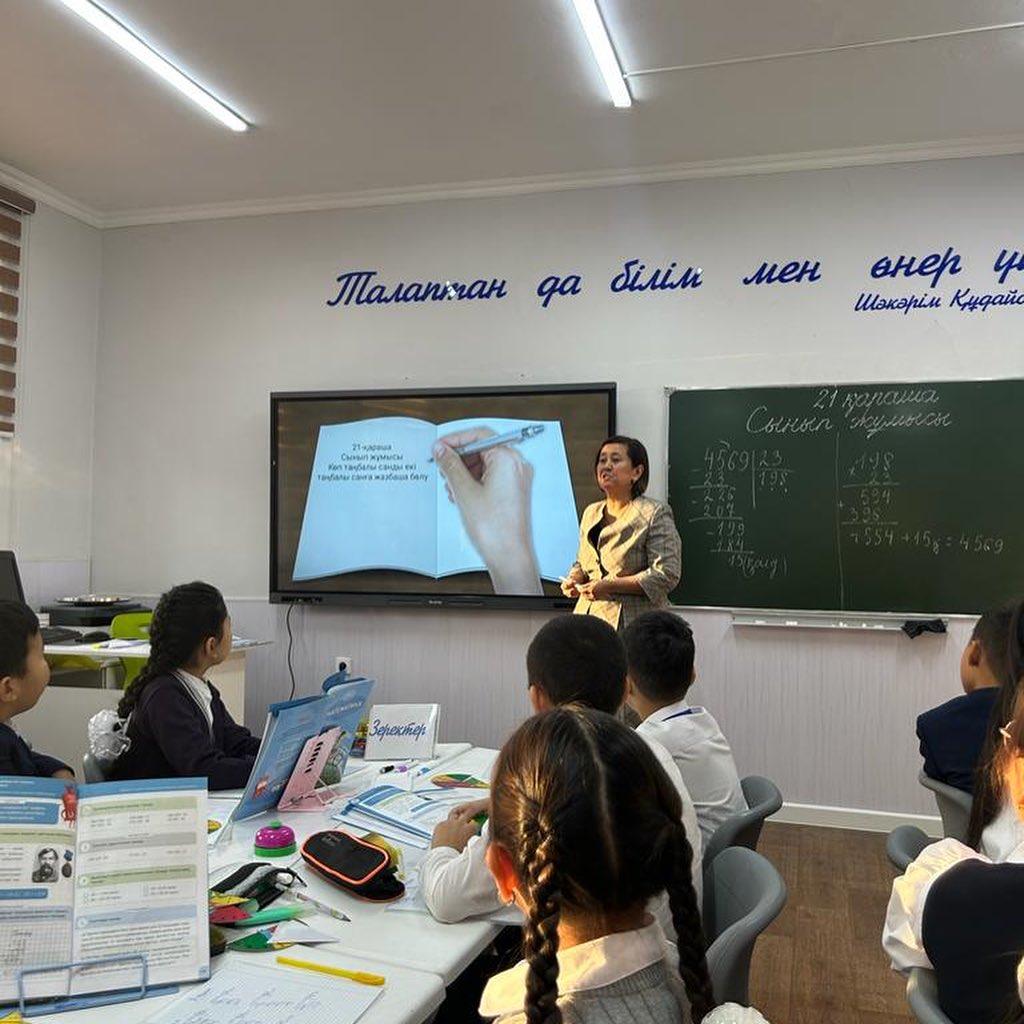 21 қарашада 4 “Б” сыныбында 1-ауысымда математика пәнінен “Екі таңбалы санға жазбаша бөлу” тақырыбында ашық сабақ өтті. Сынып жетекшісі : Нұрғабиева Г.Қ.
