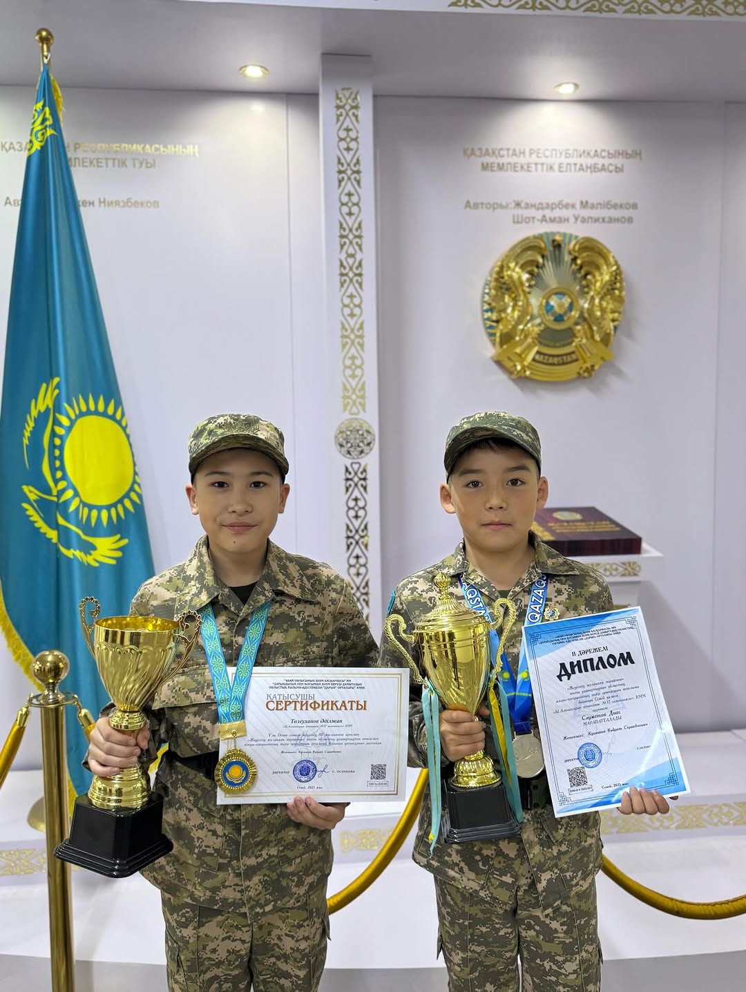 5»А» Жас Сарбаз сыныбының оқушылары Ұлы Отан соғысы жеңісінің 80 жылдығына арналған «Жеңістің жұлдызы марафоны» атты облыстық әскери-патриоттық әндер байқауында Төлеуханов Әділжан Арманұлы.