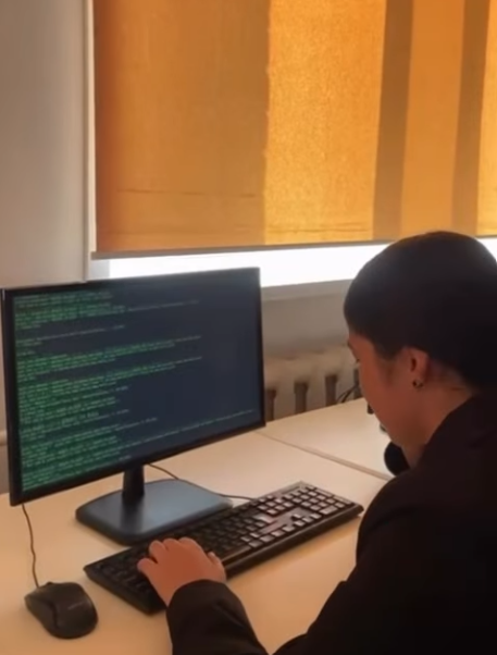 17.10.2025 ж. “Желідегі қауіпсіздік” тақырыбында 10 «Б» сыныбында челлендж өткізілді.