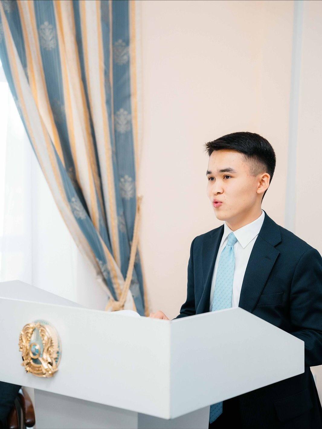 Республика күні мерекесіне арналған іс-шара аясында облыс жастарының өкілдерімен және облыс әкімінің орынбасары Р.М.Ақылбекұлымен кездесу өтті.