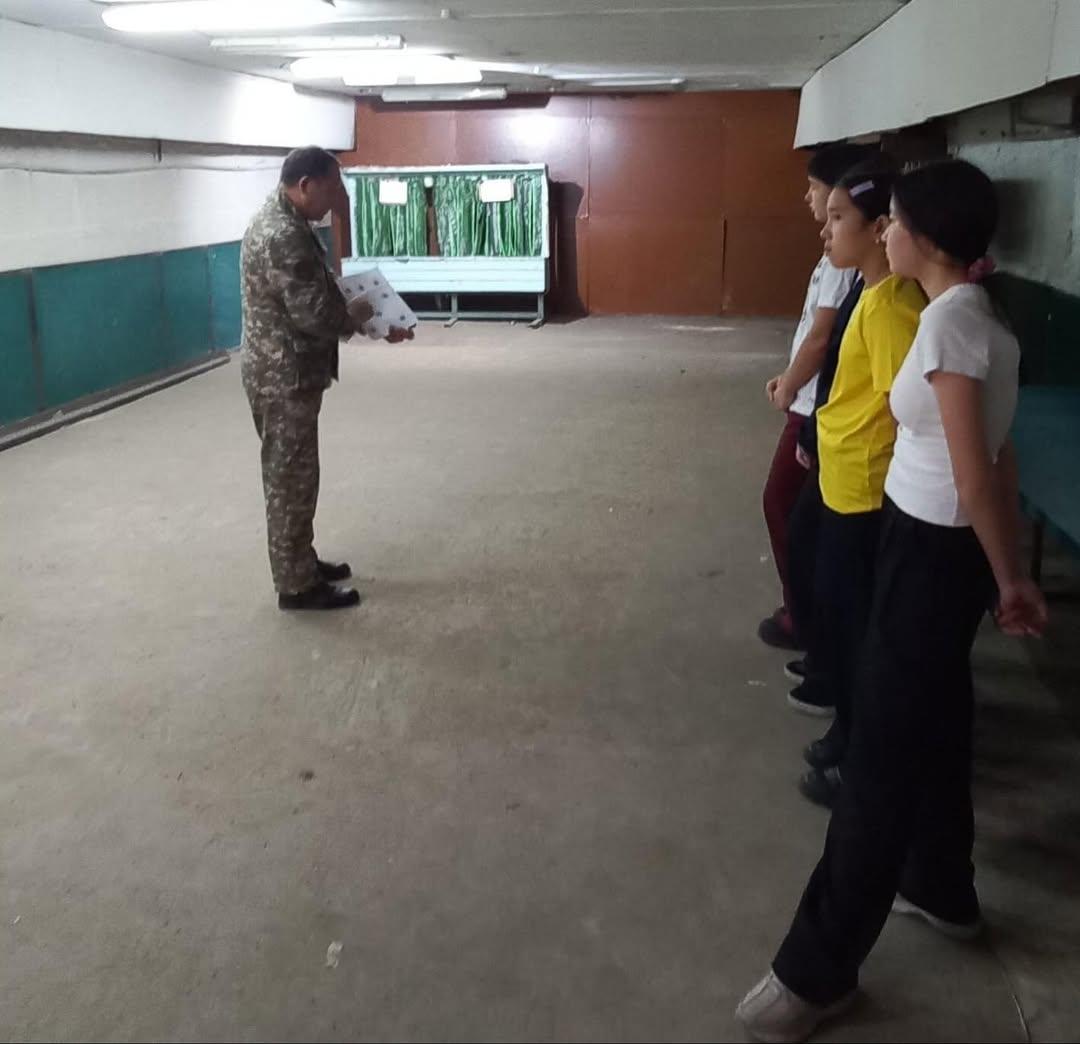 Республика күні орай 8 сыныптар арасында «Қаһарман рухы» атты әскери-спорттық жарыс өтті.