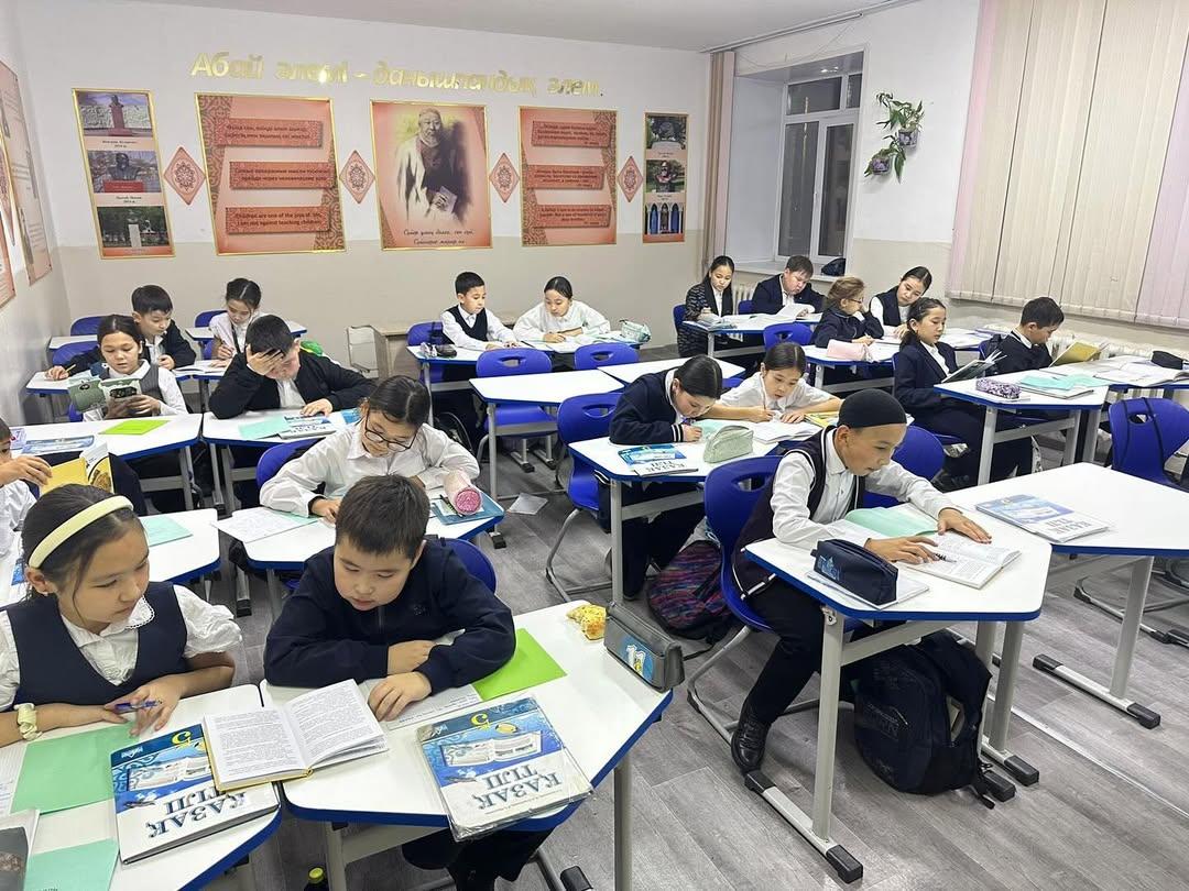 Гимназияда үзілісті тиімді пайдалану мақсатында “10 минут кітап оқу” уақыты бойынша 5 “Г” сыныбы дәстүрлі оқуды ұйымдастырды.