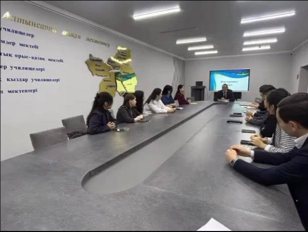 25.11.2025 жылы гимназия директоры Карамендин О.С. жас мамандармен кездесу ұйымдастырды.