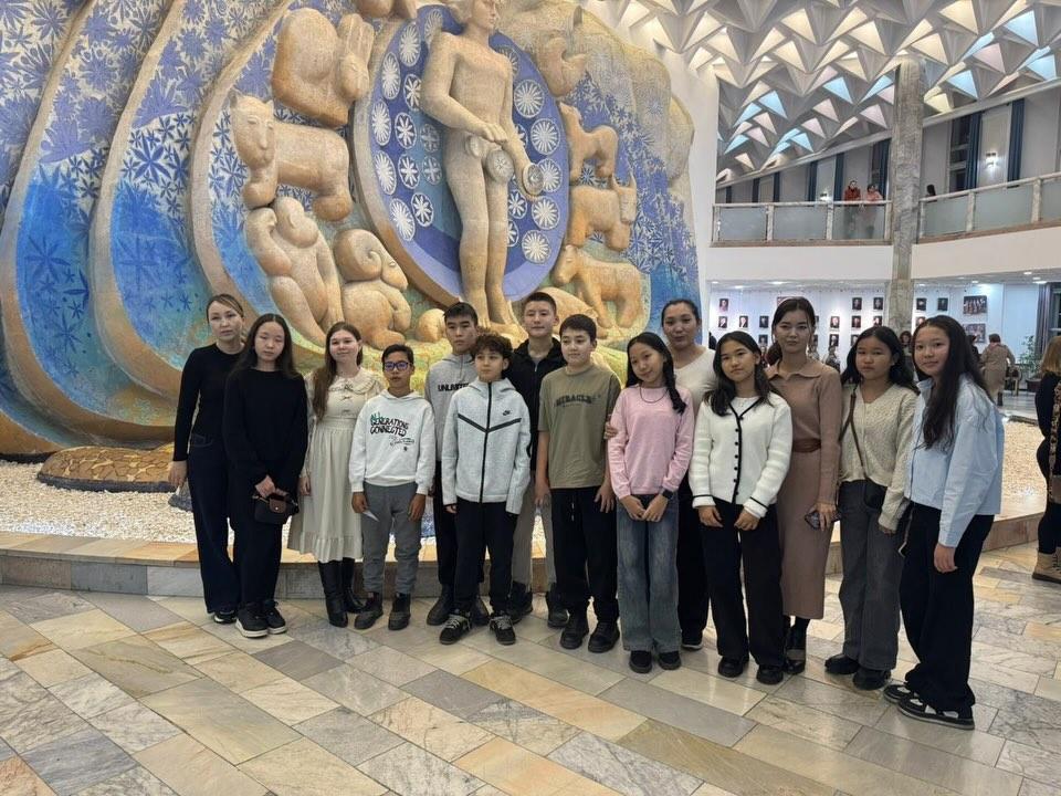 6 в сынып оқушылары және ата аналары бүгін театрда өткен “Сәлем, ана - бұл мен” спектакліне көрермен болып қайтты