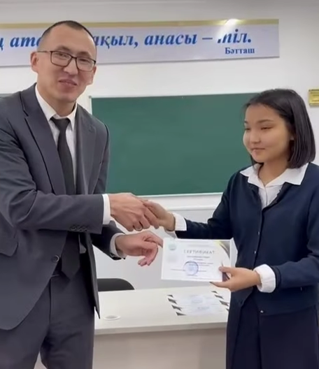 2026 жылдың 23 қаңтарында «ЫБЫРАЙ ДАРЫНДАРЫ» арнайы шәкіртақысының иегері атанған және “ДАРЫН” ОБЛЫСТЫҚ ҒЫЛЫМИ-ӘДІСТЕМЕЛІК ОРТАЛЫҒЫ -нан берілген сыйлықты гимназия директоры Карамендин Олжас Сабитович